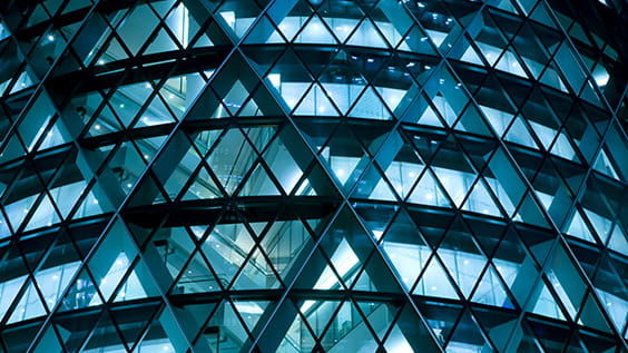 Edificio per uffici futuristico di notte, immagine dai toni blu